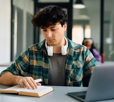 Estudiante potenciando su futuro profesional con UAO