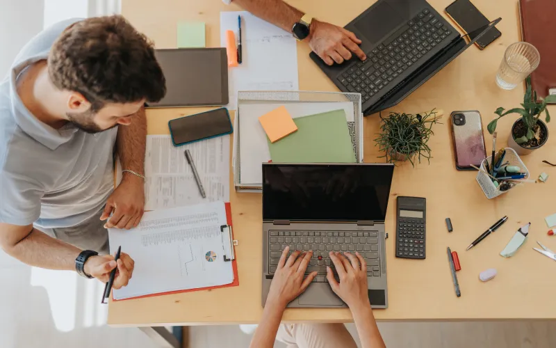 Qué es una estrategia de medios y cómo crear una